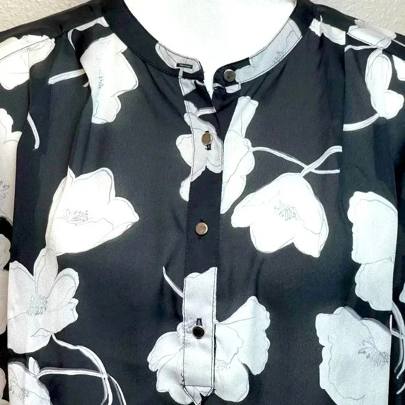 LIZ Claiborne black and white floral print blouse. - Picture 2 of 9